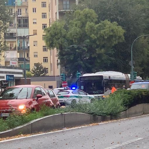 Il monopattino finisce contro un bus, ferita una ragazza di 21 anni