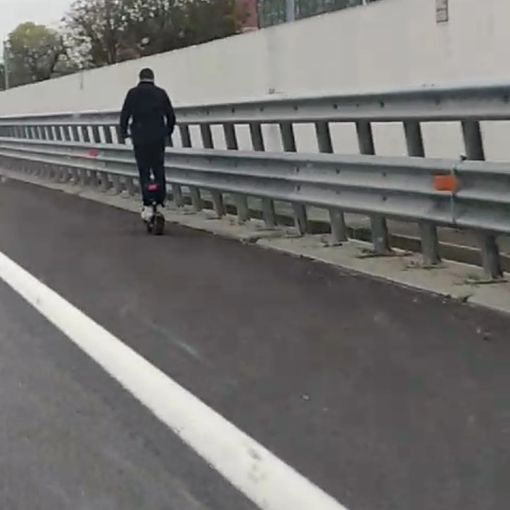 monopattino in autostrada