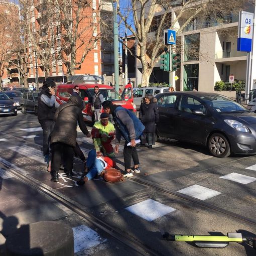 Monopattino investito da un'auto in piazza Bernini