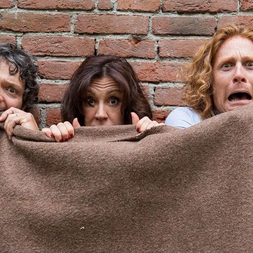 persone spaventate sotto una coperta