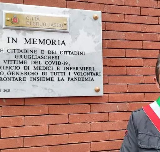 Sindaco di Grugliasco Roberto Montà di fronte alla lapide per ricordare i morti per Covid