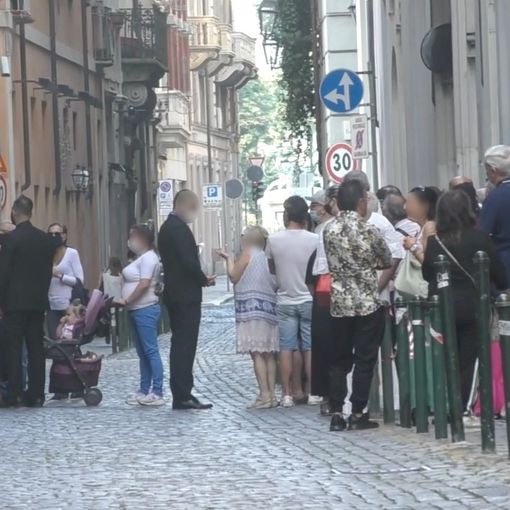 La Torino in ginocchio fa la fila al banco dei pegni: lunghe code per sfuggire alla povertà [FOTO e VIDEO]