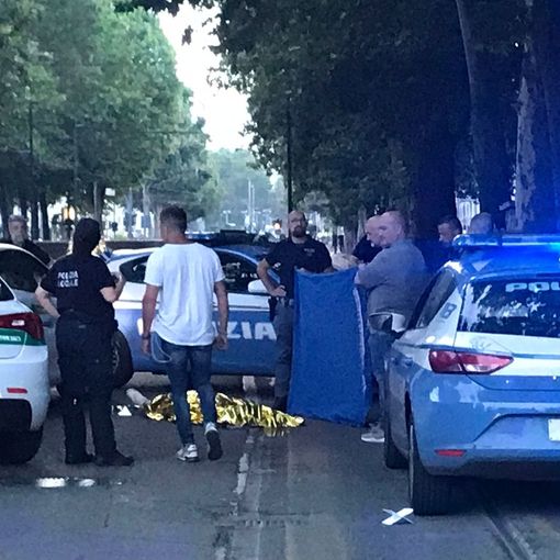 Dramma in corso Regina, ciclista travolto e ucciso da una Volante della polizia