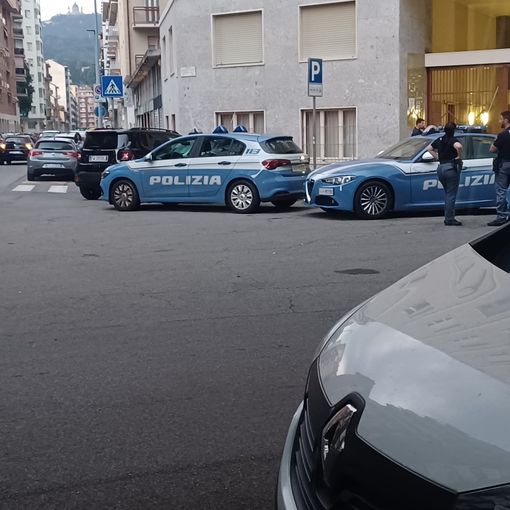 Polizia in azione in piazza Toti