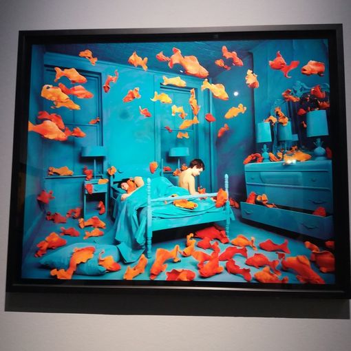 I mondi possibili di Sandy Skoglund: l'ibrido digitale in mostra a Camera