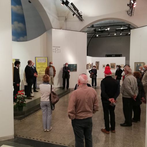 persone a una mostra