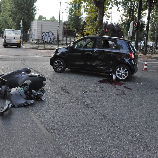 Grave incidente tra un motociclo e un'auto: centauro in prognosi riservata