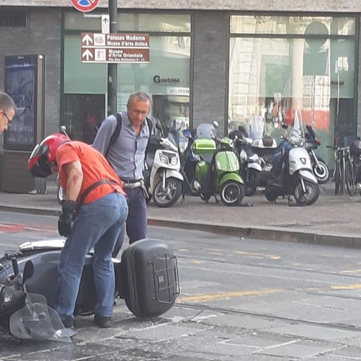 Incidente in via Pietro Micca, moto scivola sulla benzina persa dal bus: disagi al traffico in centro