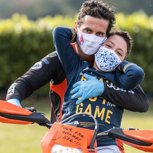 Il motocross freestyle e la mototerapia di Vanni Oddera sbarcano alla fattoria del gelato per sostenere l'Ugi