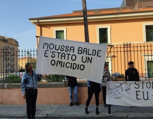 Pestaggio di Moussa Balde, definitiva la condanna a 2 anni per i tre aggressori: Procura e difesa non appellano la sentenza