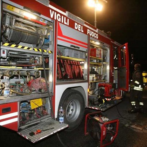 Ivrea: incendio distrugge un'intera abitazione, salva la famiglia