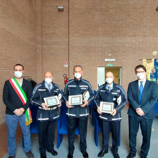 Beinasco, mamma in ospedale e vigili baby-sitter: targa d'elogio dal consigliere regionale Davide Nicco