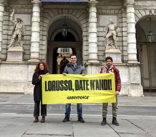 &quot;Lo Russo Date n'andi&quot;: lo striscione di Greenpeace per il sindaco di Torino