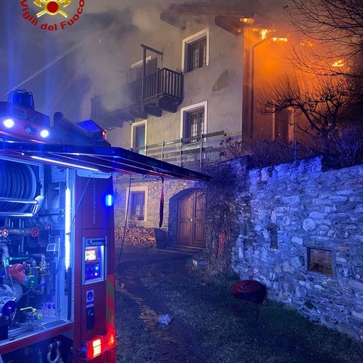 Prende fuoco il tetto di un'abitazione a Novalesa: evacuate quattro persone