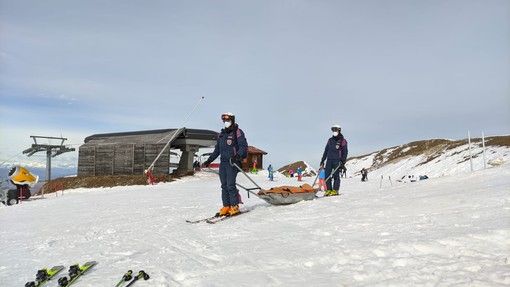 Quindicenne di Torino cade sulla neve a Prato Nevoso: soccorso dalla polizia di Stato in gravi condizioni