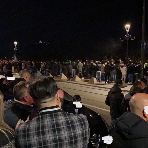 Lungo Po Cadorna, mascherine distribuite gratis agli avventori