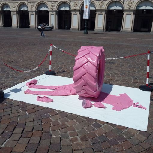 Torna a colpire il maestro torinese del rosa: stavolta in piazza San Carlo
