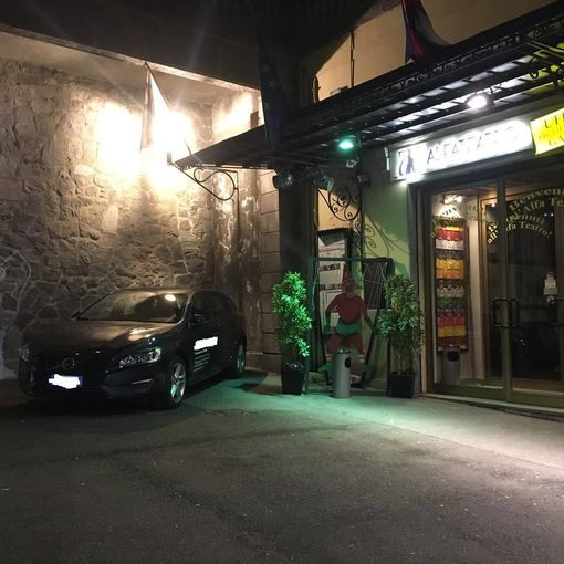 Nella notte 60 euro di multa per l'auto in sosta davanti all'Alfa Teatro, il direttore: &quot;Faremo ricorso&quot;
