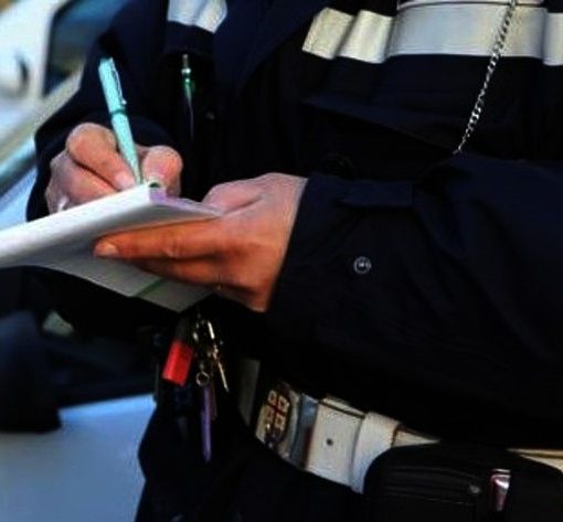 agente della Municipale che fa una multa