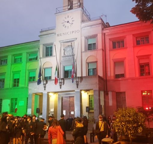 Municipio di Venaria con il tricolore