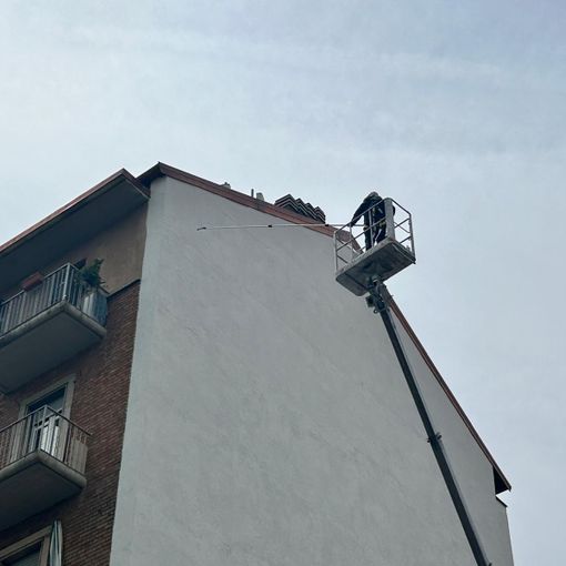 La pittura &quot;in volo&quot; di Milo in piazza Bottesini