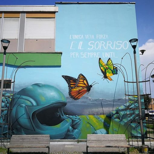 &quot;L’unica vera forza è il sorriso: per sempre uniti&quot;: in piazza Montale il murales per i Vallettani scomparsi