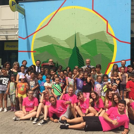Pozzo Strada a Torino, un murale veste di nuovi colori l'ufficio postale