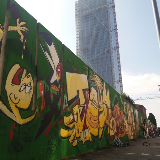 Torino si risveglia cubista: sotto il Grattacielo della Regione spunta Guernica [FOTO]