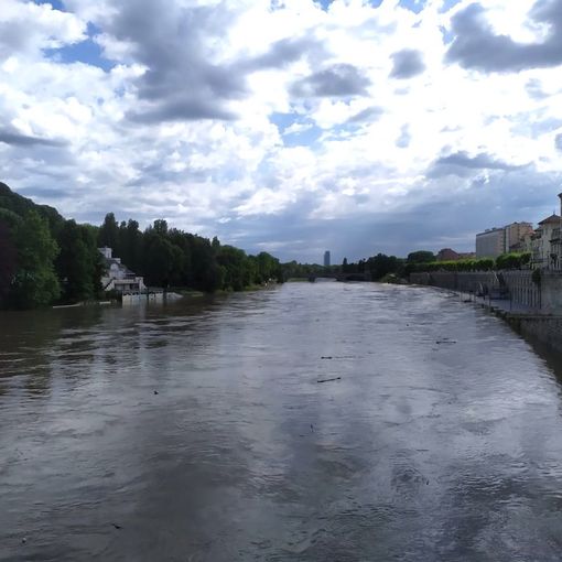 Impossibile venga installata una rete o un parapetto sulla banchina del fiume