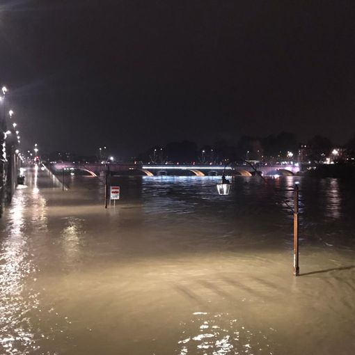 Il Po fa paura, in corso la piena del fiume: Murazzi allagati sotto una pioggia battente