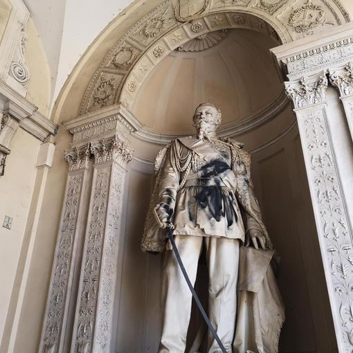 Manifestazione per George Floyd, imbrattato Palazzo Civico (FOTO)