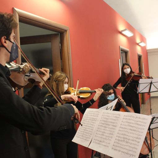 Musica aspettando il vaccino: concerti dal vivo prima di ricevere la dose anti Covid-19 [VIDEO e FOTO]