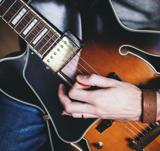 Anche Torino si unisce al flashmob sonoro: oggi alle 18 tutti sui balconi con uno strumento musicale