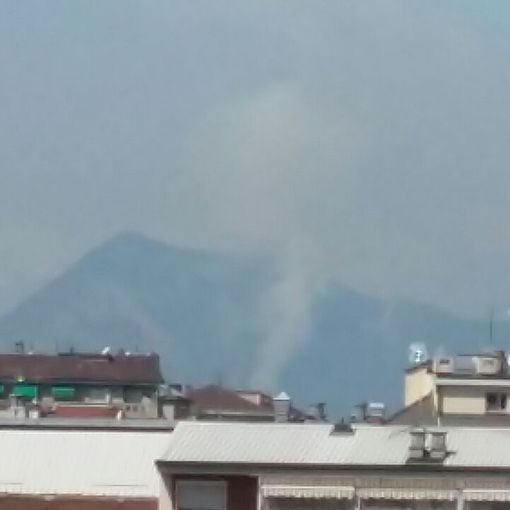 Continua a bruciare il Musiné, la colonna di fumo visibile anche da Torino