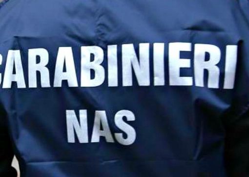 Carabinieri dei Nas visti di spalle