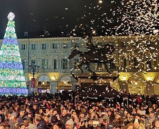 Acceso l'albero di piazza San Carlo, al via &quot;Torino Natale Magico&quot;