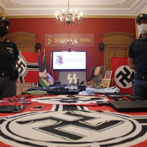 Stemmi e simboli nazisti in casa, frasi razziste nelle chat: denunciati sei militanti di estrema destra [FOTO E VIDEO]