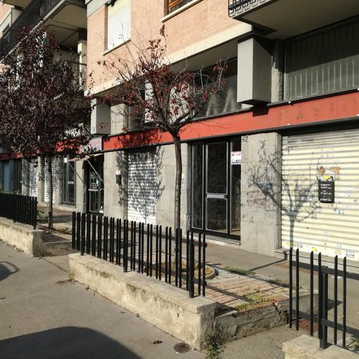 Uno dei negozi attorno all'ex Moi chiusi qualche anno fa