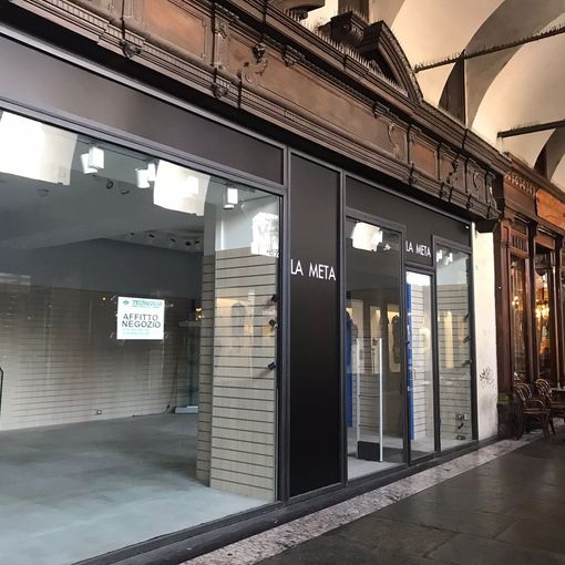 La lenta agonia di piazza Castello: sotto i portici moria di negozi a due passi dalla fermata per i turisti [FOTO]