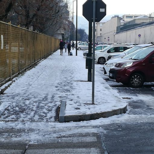 marciapiedi con neve e ghiaccio