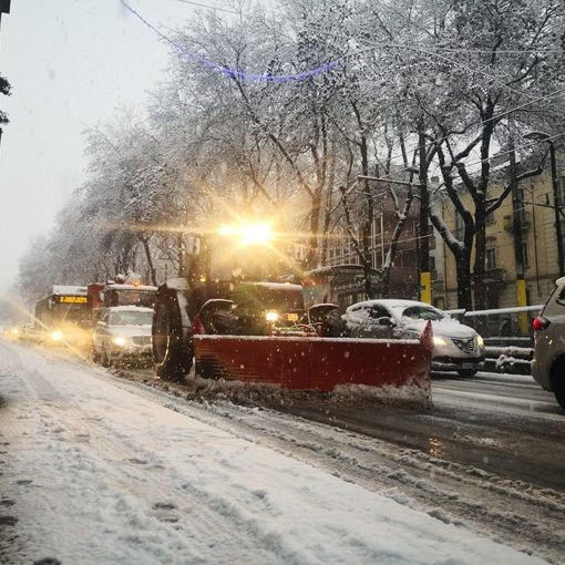 Neve: piccoli incidenti e traffico in tilt, caos in tangenziale. Ma ora il pericolo è il ghiaccio. Spargisale già davanti a scuole e ospedali