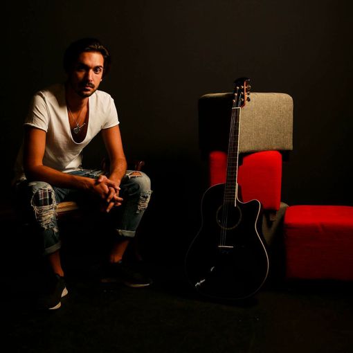Nicola Bueti, il cantautore di periferia che grida ai giovani di non mollare mai