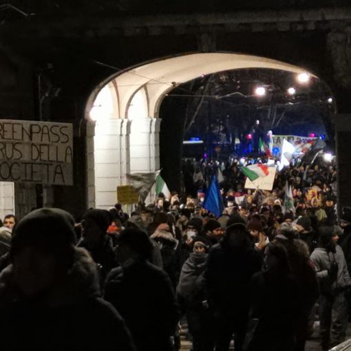 No Green Pass in piazza Castello