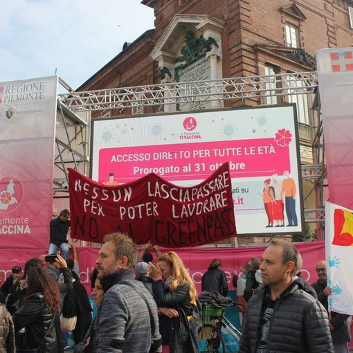 Proteste No Green Pass, in 500 in piazza Castello: “Nessun lasciapassare per poter lavorare”