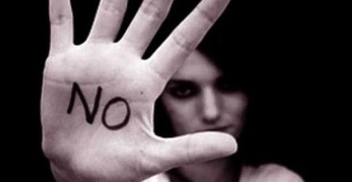 Colpisce la sua compagna in stato di gravidanza con una pentola: interviene la polizia