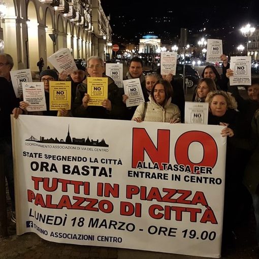 Torino, flash mob contro la nuova Ztl: &quot;No alla tassa per entrare in centro&quot;