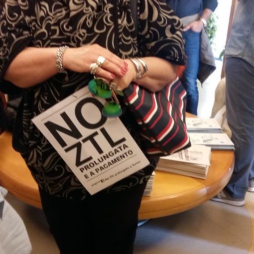 Depositate 8.232 firme per dire &quot;No&quot; alla nuova Ztl allargata (VIDEO)