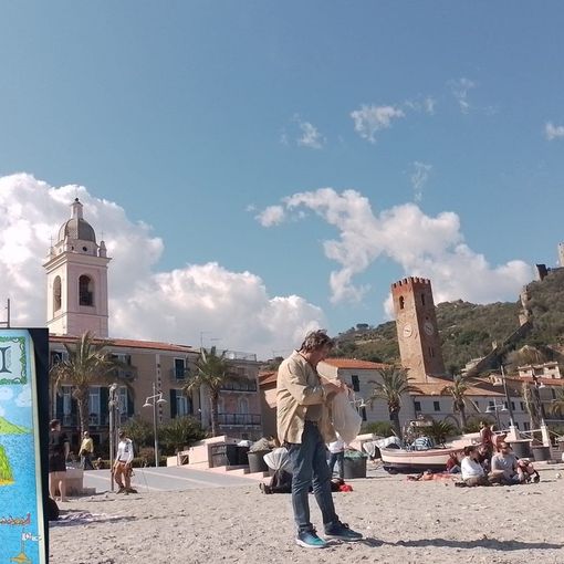Panorama di Noli con gioco da tavola in primo piano