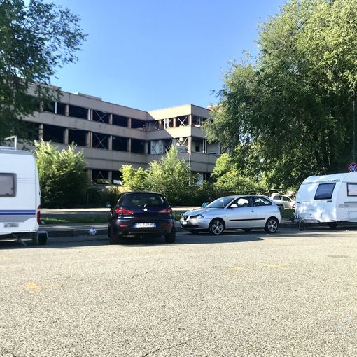 I nomadi tornano a occupare via Monteverdi: distesa di camper e roulotte davanti alle ex poste