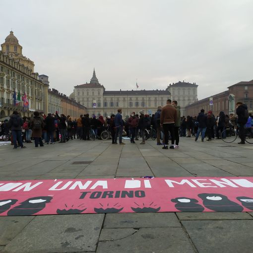 Non Una di Meno abbatte il muro e rilancia la propria mobilitazione per le donne: “Non faremo un passo indietro” [FOTO e VIDEO]